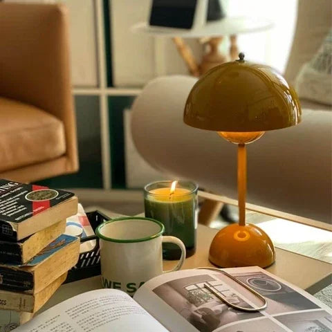 Goldene kabellose LED Dekolampe, dimmbar, modern, wiederaufladbar, für gemütliches Ambiente.