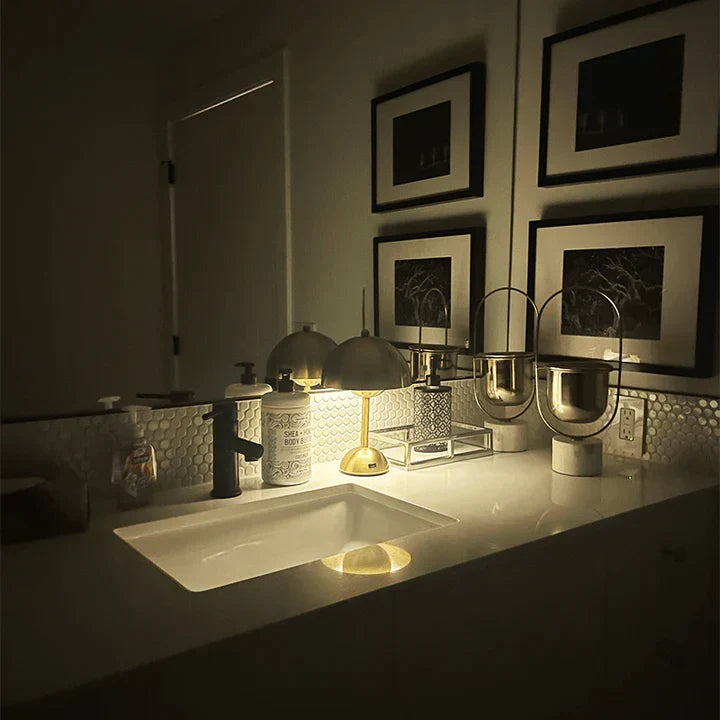 Silberne dimmbare LED Tischleuchte, kabellos, modern, wiederaufladbar, als Blickfang im Raum.