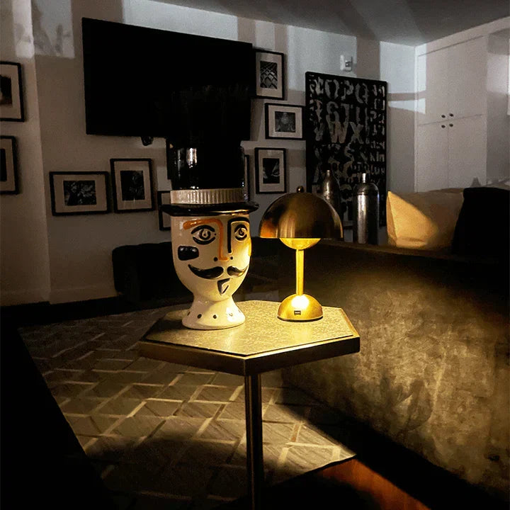 Goldene kabellose Tischleuchte, dimmbar, modern, LED, wiederaufladbar, stilvoll & funktional.