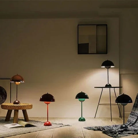 Stilvolle schwarze Dekolampe, kabellos, LED, dimmbar, wiederaufladbar, ideal für moderne Innenräume.