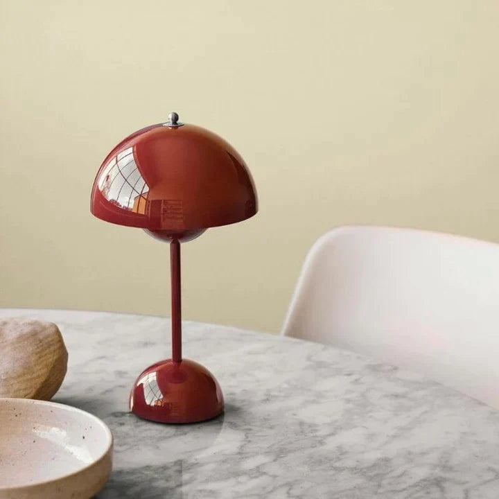 Dimmbare silberne kabellose Tischleuchte mit modernem LED-Licht, wiederaufladbar, für Ambiente.