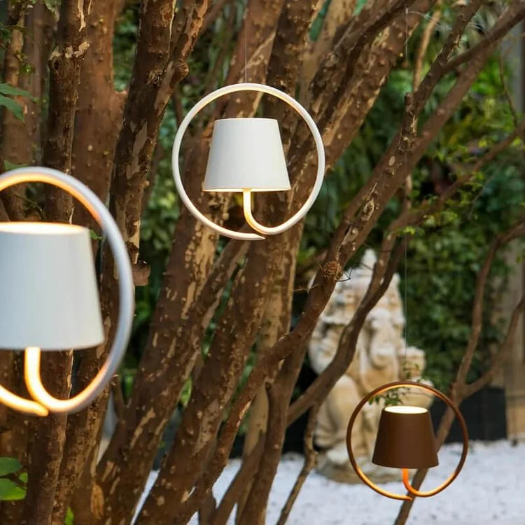 Stilvolle dekorative Hängelampe mit warmweißem LED Licht, ideal für Terrasse & Gartenambiente.