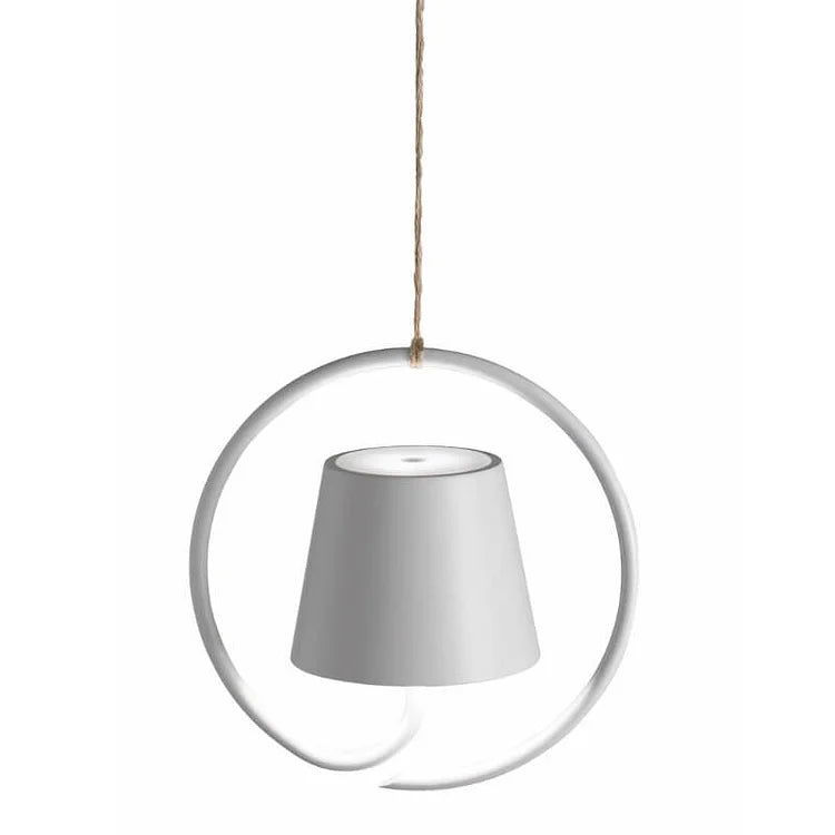 Elegante moderne Hängelampe als Innenbeleuchtung im Wohnzimmer oder über Esstisch.