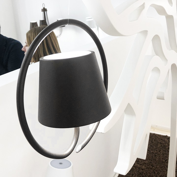 Dimmbare kabellose LED Hängelampe, warmweißes Licht, wiederaufladbar, modern für Haus & Garten.