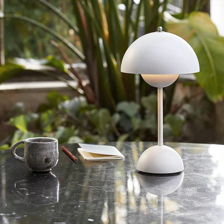 Moderne kabellose LED Tafellampe, dimmbar, für stimmungsvolle Beleuchtung zuhause.