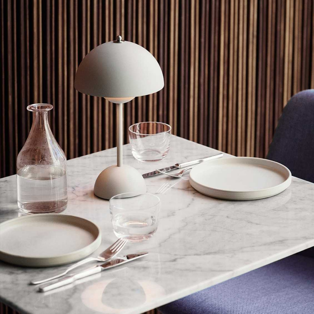Schicke LED Lounge-Beleuchtung, kabellos, dimmbar, für entspannte Abende.