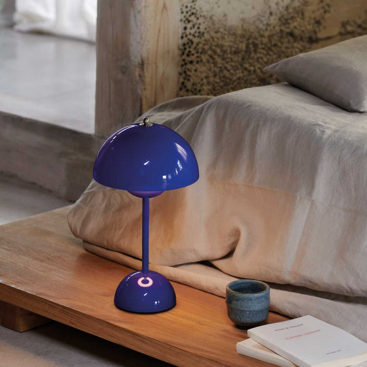 Dimmbare LED Außenlampe, kabellos, robustes Design für Terrasse & Garten.