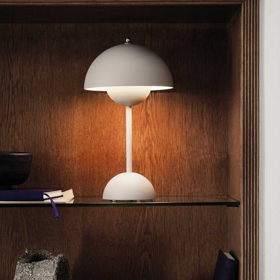 Stilvolle LED Nachttischlampe, kabellos, dimmbar, für sanftes Licht am Bett.