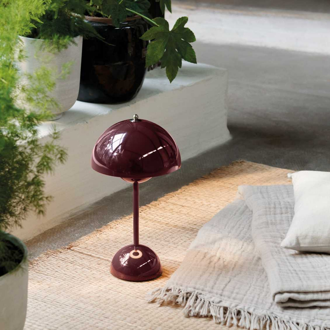 Minimalistische LED Tischlampe, kabellos, dimmbar, fügt sich in jedes Dekor ein.