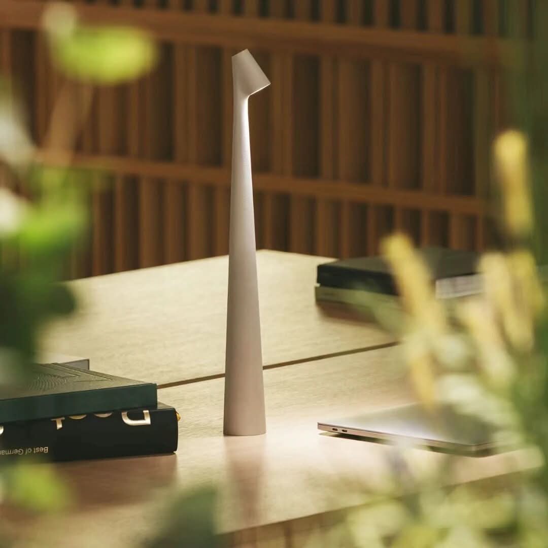 LED Tischlampe mit intuitivem 3-Stufen Touch-Dimm-Schalter, kabellos & elegant.