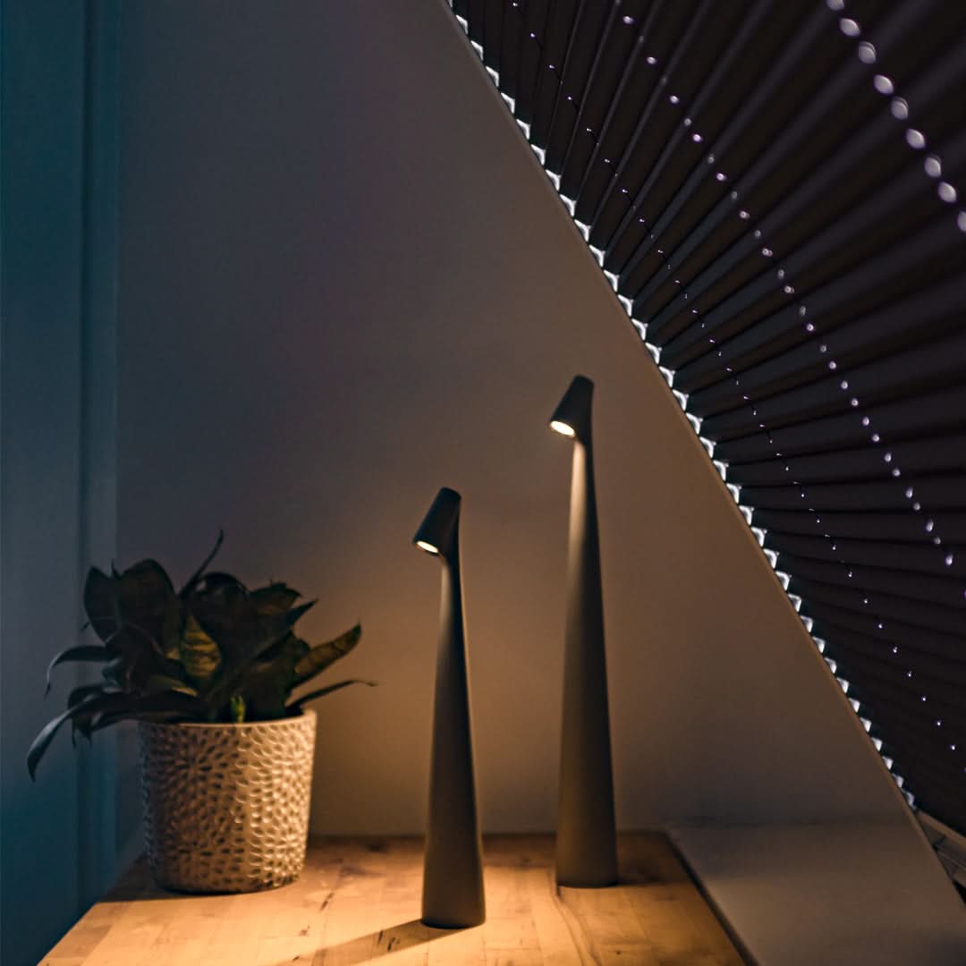 Stilvolle LED Wohnzimmerlampe, kabellos, 3-Stufen dimmbar, für gemütliche Beleuchtung.