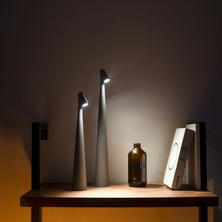 Praktische Nachttischlampe LED, kabellos & dimmbar per Touch, modernes Metall-Design.