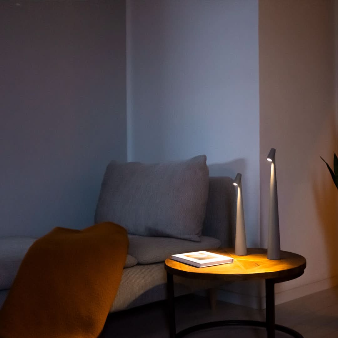 Portable LED Tischlampe, kabellos, dimmbar, ideal für Innen- & Außenbereich.