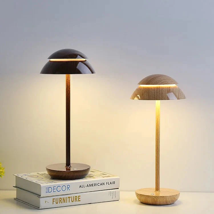 Skandinavische Akku-Tischlampe mit LED, kabellos für flexible Beleuchtung als Stimmungslicht im Wohnzimmer.