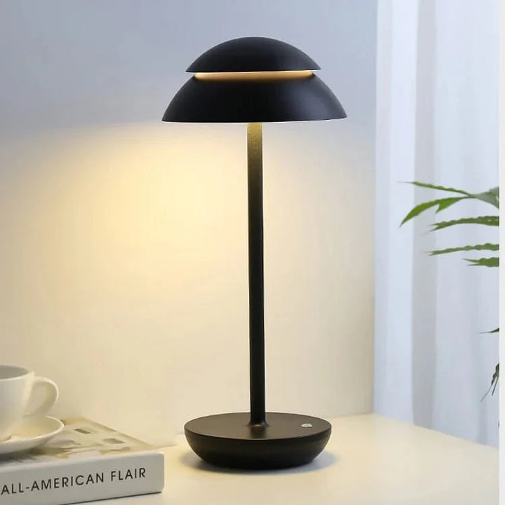 Stilvolle kabellose LED-Designlampe, nordisch inspiriert, schafft warmes Stimmungslicht im Wohnbereich.