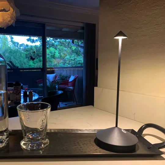 Praktische LED-Tischleuchte mit Akku, dimmbar, kabellos für unkompliziertes Licht.
