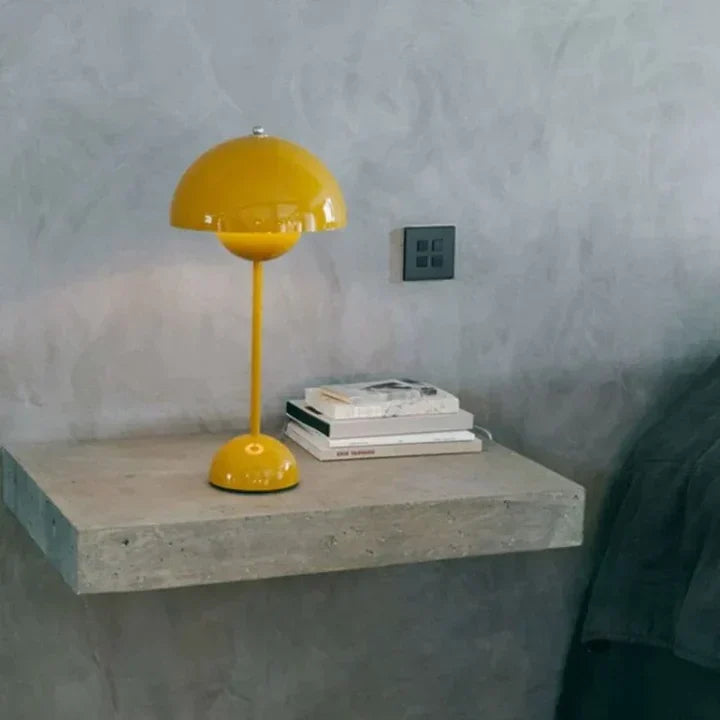 Stilvolle tragbare LED-Designleuchte, kabellos, dimmbar, schafft einladende Akzente.