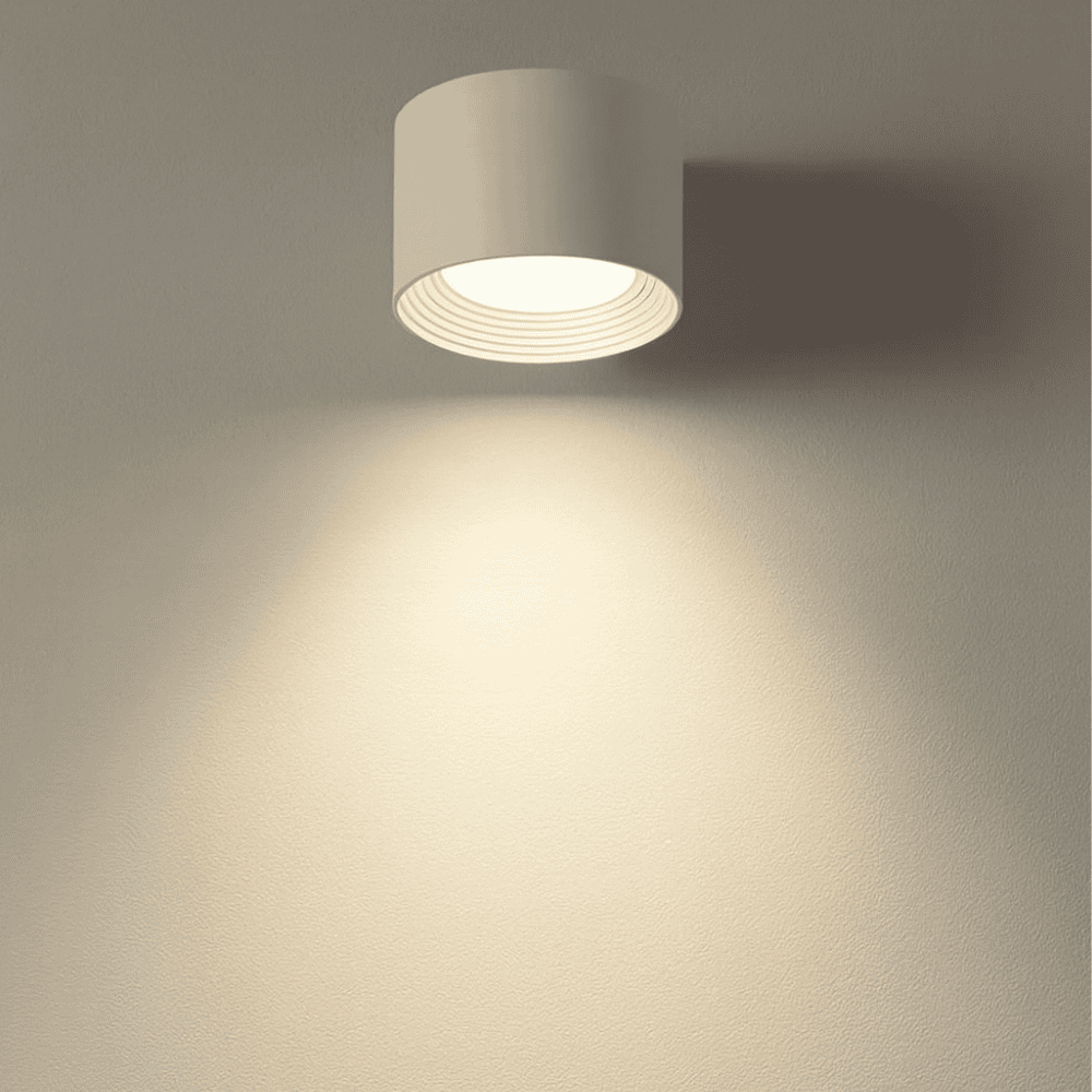 Batteriebetriebene Wandlampe mit Fernbedienung, schafft warmes Ambiente im Innenbereich.