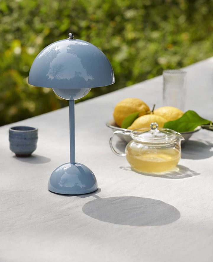 Moderne Design-Pilzlampe, kabellos, dimmbar. LED-Beleuchtung schafft stimmungsvolle Atmosphäre.