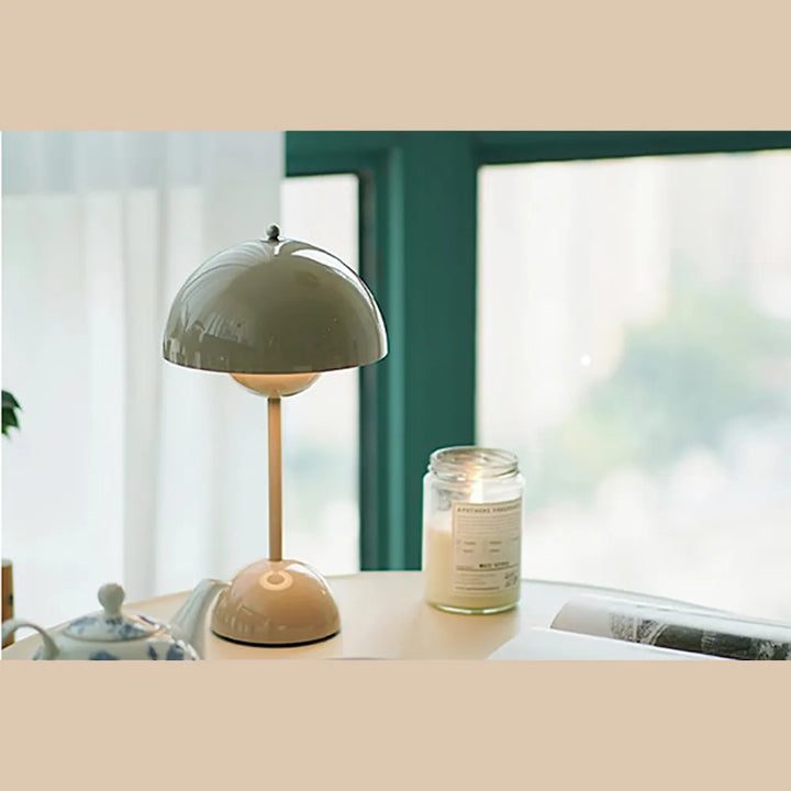 Stilvolle moderne Pilzlampe, kabellos & dimmbar. LED Ambientebeleuchtung für entspannte Stunden im Wohnzimmer.