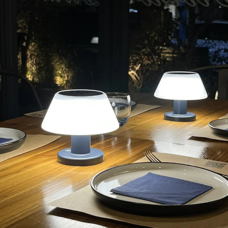 Moderne kabellose Solar-Tischlampe für Innen- & Außenbereich; nachhaltige LED-Beleuchtung für Garten, Balkon, Terrasse.