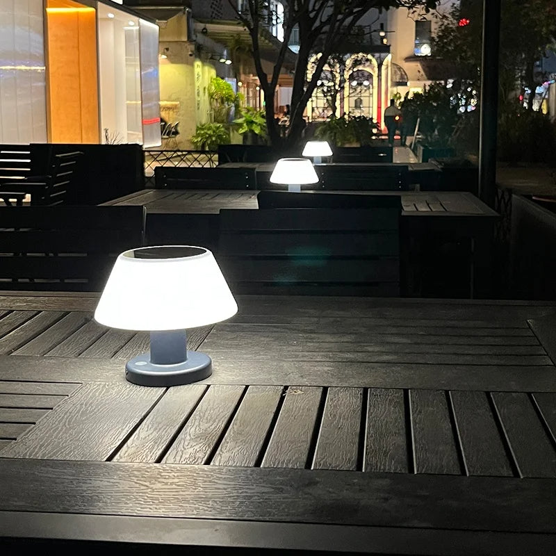 Nachhaltige Solar-Tischlampe mit integriertem LED-Licht für Garten & Wohnraum; umweltfreundliche, kabellose Beleuchtung.