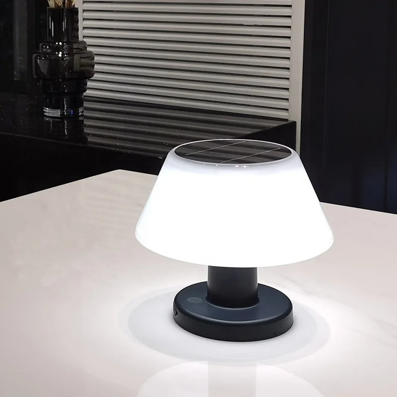Stilvolle Solar-Tischlampe, modernes Design, kabellos, sorgt für angenehme LED-Beleuchtung im Innen- und Außenbereich.
