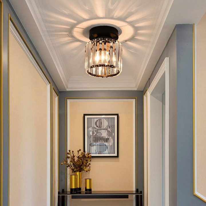 Elegante, moderne Kristall-Deckenleuchte als Innenraumleuchte für gehobene Wohnzimmer.