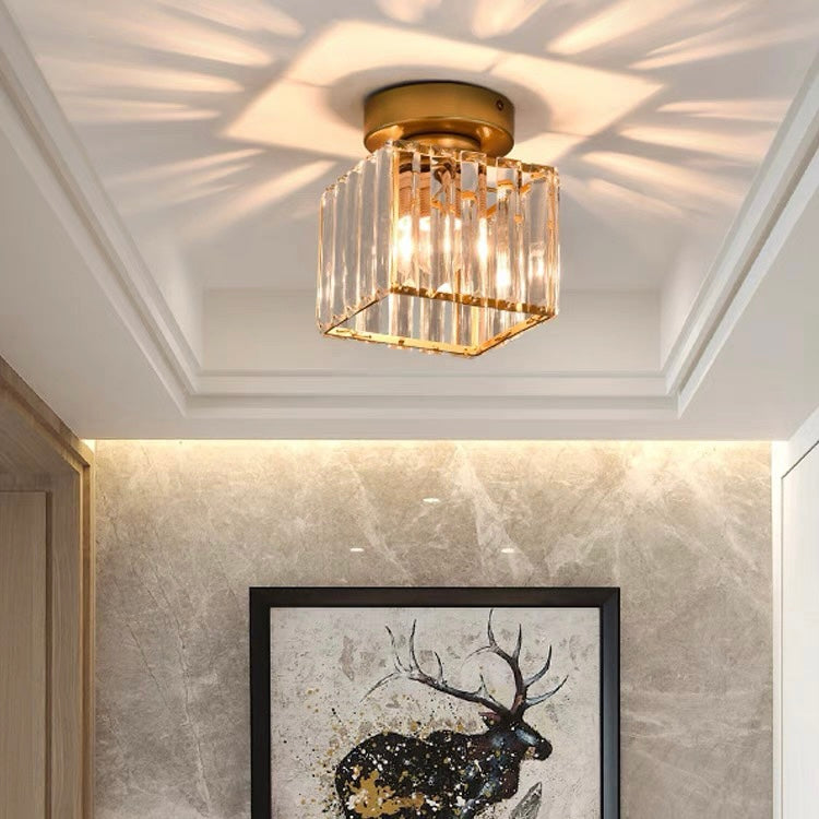 Stilvolle Flurbeleuchtung: Moderne Kristall-Deckenleuchte, elegantes Wohnaccessoire.
