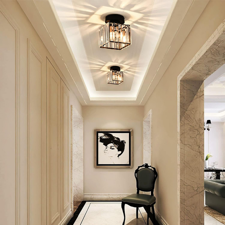 Luxuriöse Kristall-Deckenleuchte für ein elegantes Wohnzimmer. Moderne Beleuchtung.