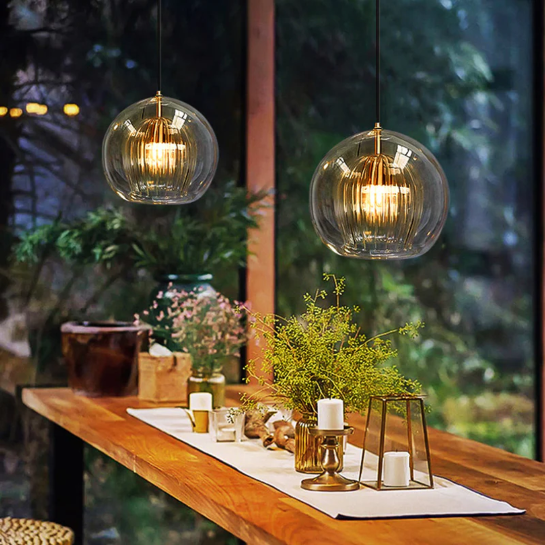 Stilvolle LED-Innenbeleuchtung: Kugelförmige Pendelleuchte "Aurora Sphere", höhenverstellbar.