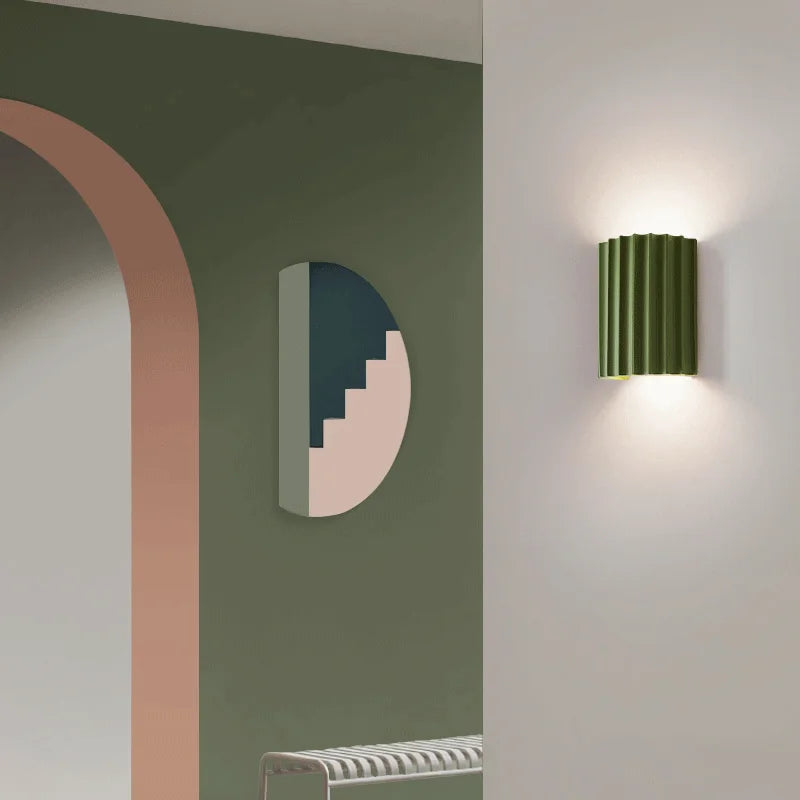 Design-Wandlampe aus Kunstharz. Moderne LED-Beleuchtung für ein stilvolles Ambiente. Perfekt für zeitgenössische Dekoration.