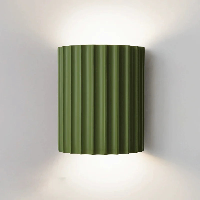 Elegante LED-Wandlampe aus Kunstharz für das Wohnzimmer. Modernes Design schafft ein gemütliches Ambiente & Beleuchtung.