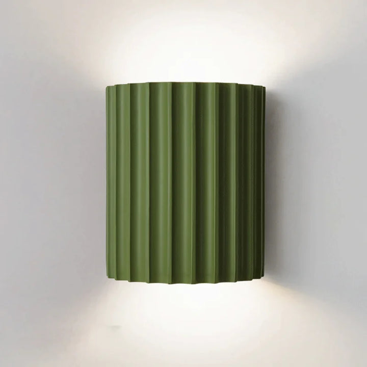 Elegante LED-Wandlampe aus Kunstharz für das Wohnzimmer. Modernes Design schafft ein gemütliches Ambiente & Beleuchtung.