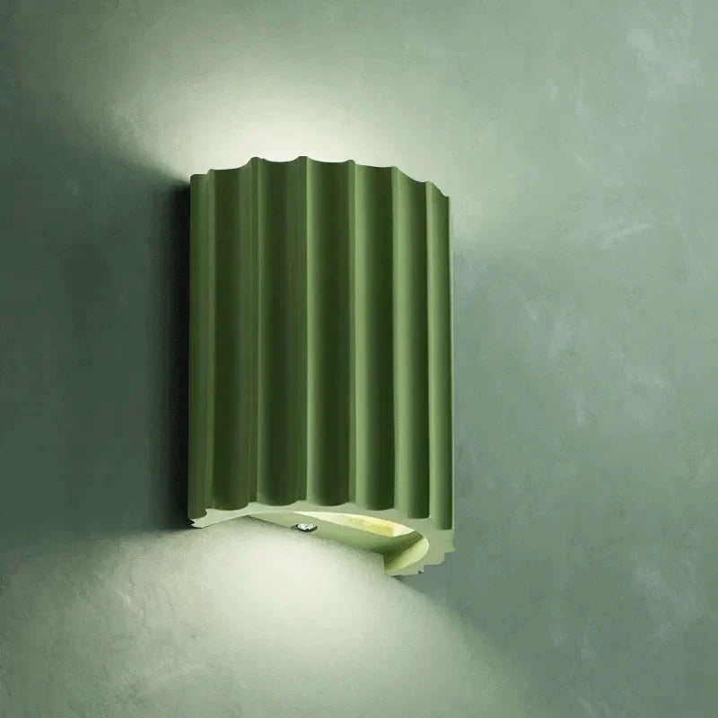 Minimalistische Kunstharz-Wandlampe fürs Schlafzimmer. Moderne LED-Beleuchtung für entspanntes Ambiente und stilvolle Dekoration.
