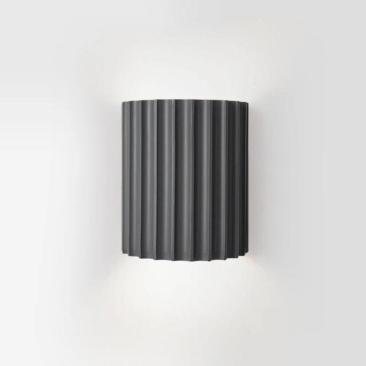 Moderne LED-Wandlampe aus Kunstharz für Flur und Korridor. Schafft eine einladende Innenbeleuchtung mit stilvollem Design.