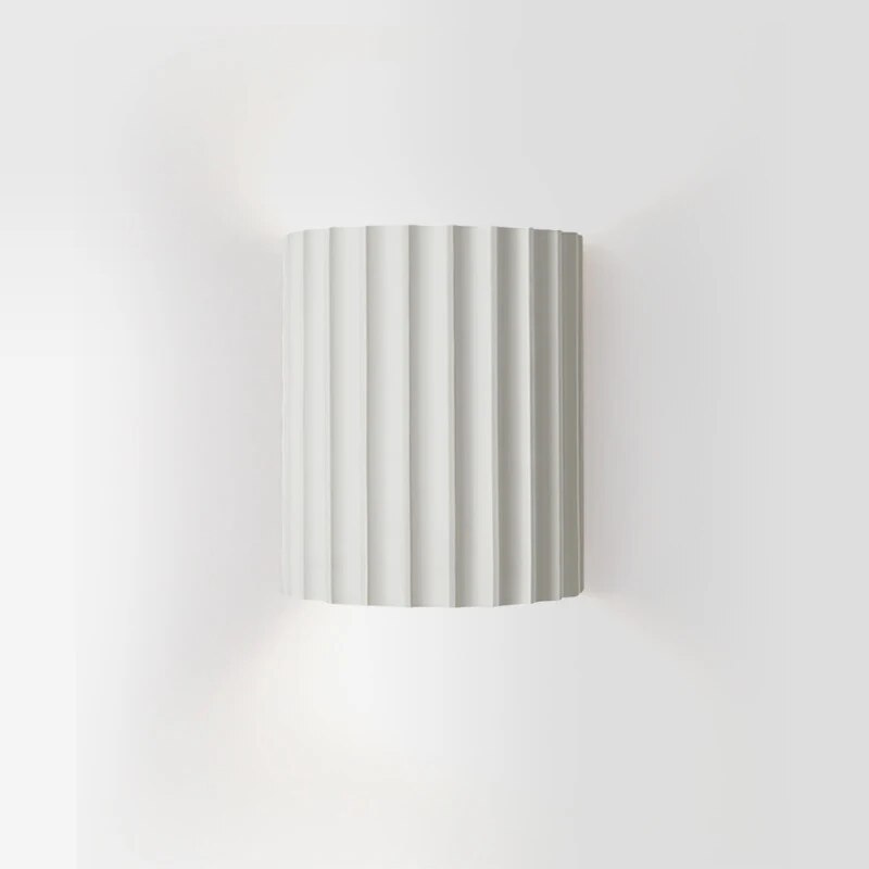 Stilvolle Kunstharz-Wandlampe für ein warmes LED-Lichtambiente. Modernes Design und dezente Beleuchtung für jeden Raum.