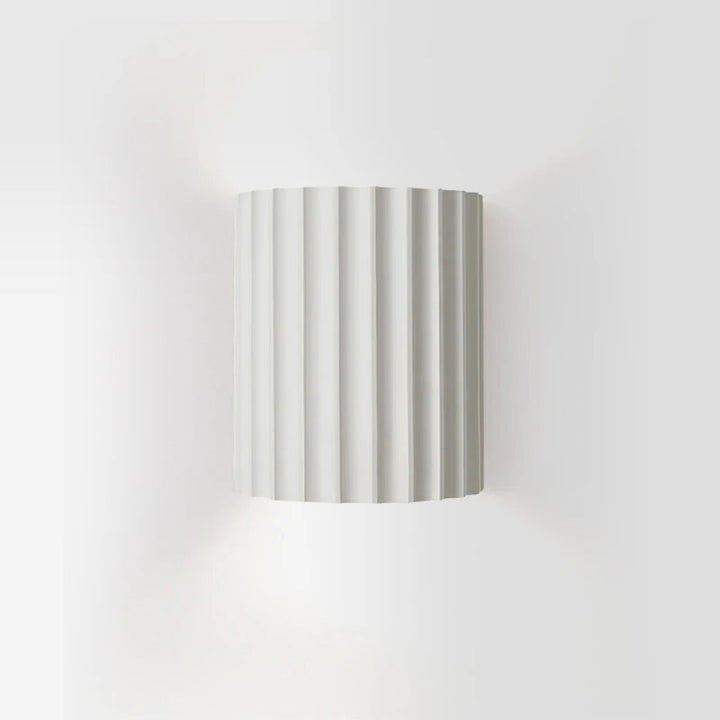 Stilvolle Kunstharz-Wandlampe für ein warmes LED-Lichtambiente. Modernes Design und dezente Beleuchtung für jeden Raum.