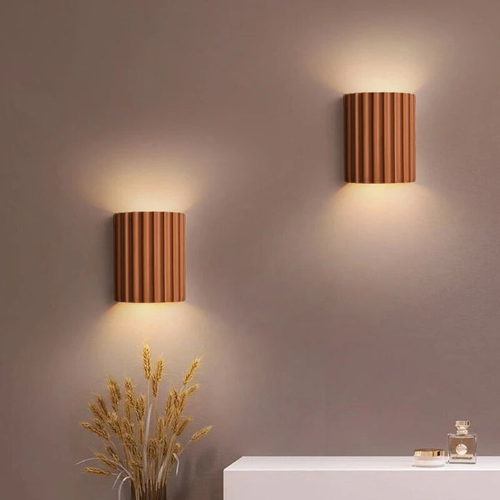 Minimalistische moderne Wandlampe aus Kunstharz. LED-Beleuchtung als elegante Innenbeleuchtung für stilvolle Wohnräume.