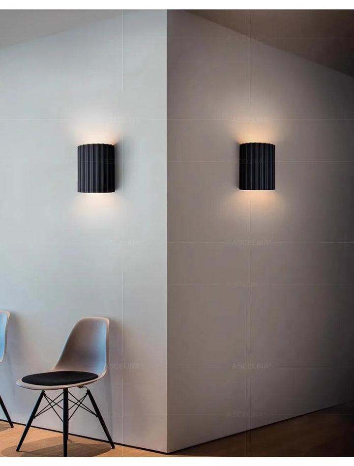 Energieeffiziente LED-Wandlampe aus Kunstharz. Modernes Design für vielseitige Innenbeleuchtung und stilvolle Wohnraum-Dekoration.