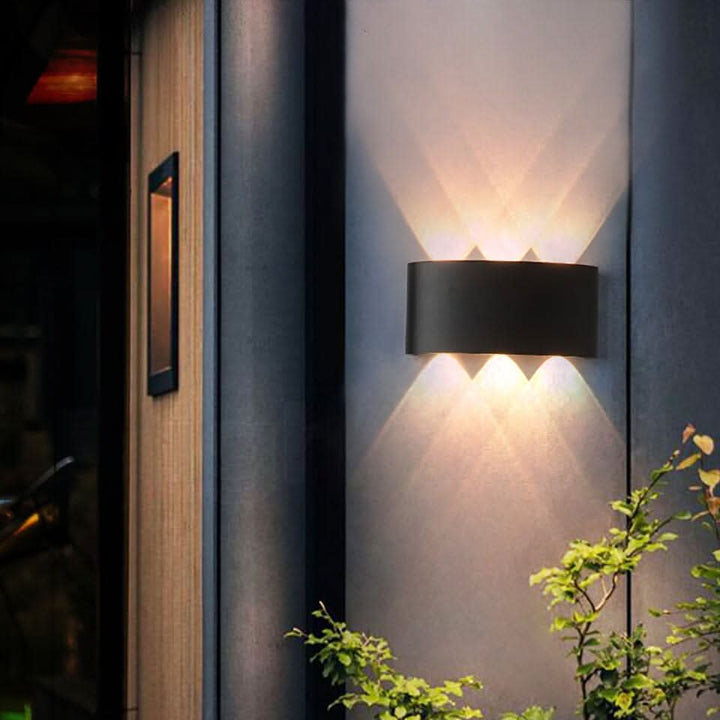Moderne LED-Außenwandleuchte aus Aluminium, wetterfest für den Außenbereich, energieeffizient.