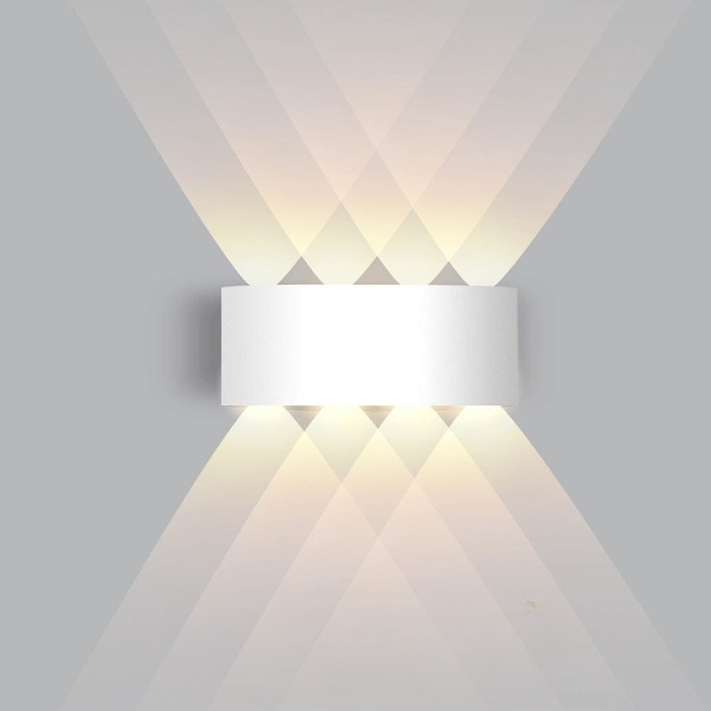 Design-LED-Außenwandleuchte, aluminiumfarben, wasserdicht, spendet modernes Licht im Garten.