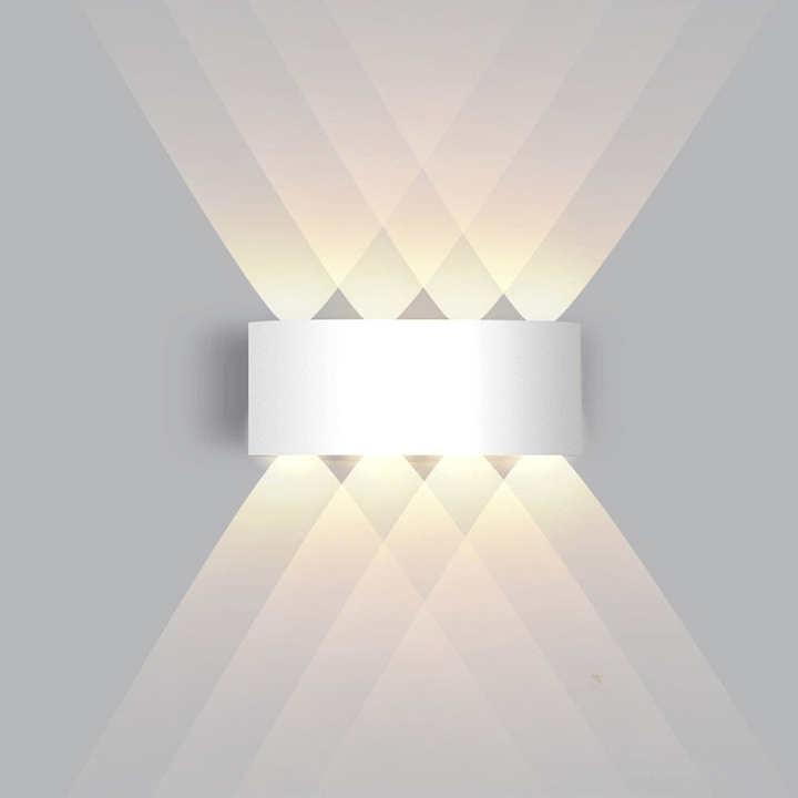 Design-LED-Außenwandleuchte, aluminiumfarben, wasserdicht, spendet modernes Licht im Garten.