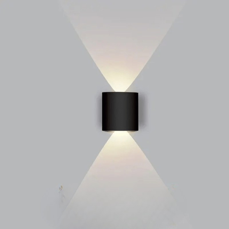 Moderne, energieeffiziente LED-Wandleuchte für den Außenbereich, wetterfest und langlebig.