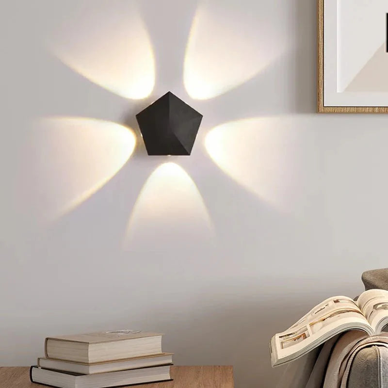 Dekorative LED-Gartenleuchte in modernem Design für stimmungsvolle Beleuchtung.