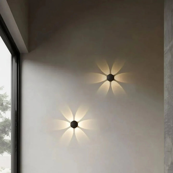 Zeitgemäße Terrassenlampe mit LED, ideal für den Außenbereich, robust und hell.