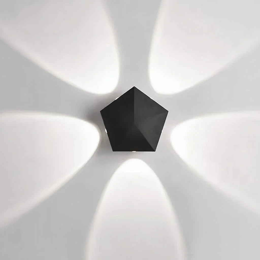 Modernes LED-Gartenlicht zur Wandmontage, energieeffizient und langlebig.