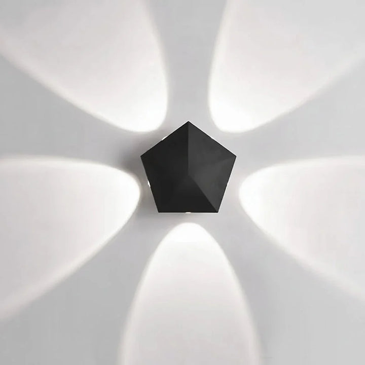 Modernes LED-Gartenlicht zur Wandmontage, energieeffizient und langlebig.