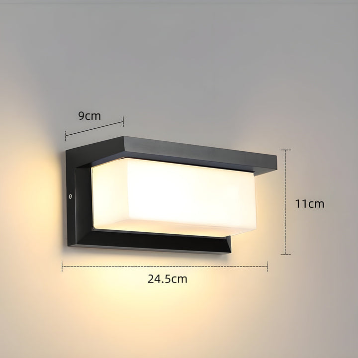 Stilvolle Außenlampe mit LED Beleuchtung und integriertem Bewegungssensor für Sicherheit.