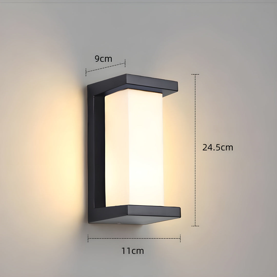 Robuste Außenwandleuchte mit LED-Technik und Bewegungsmelder, perfekt für moderne Gärten.